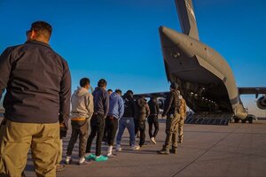 EE.UU. desistió de sanciones a Colombia tras un acuerdo sobre migrantes deportados - 1000 Noticias