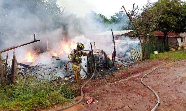 Incendio consume totalmente humilde vivienda de madera de una mujer en Km 15 de Minga – Diario TNPRESS