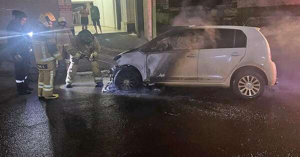 Diario HOY | ¿Venganza o vandalismo? Auto incendiado en plena vía pública en CDE