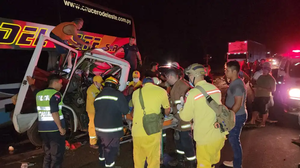 Choque entre camión y bus de pasajeros deja dos heridos en Colonia Potrero Guayaky