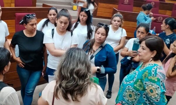 Senadora acompaña a aspirantes de la Policía no admitidas, para reunirse con el comandante