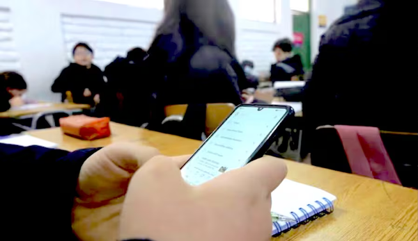 Prohibir celulares en escuelas: abogan por enfoque más pedagógico y menos simplista