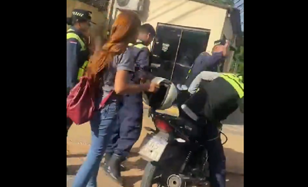 Imputan a agente de tránsito de Ñemby por agresión a conductor de plataforma