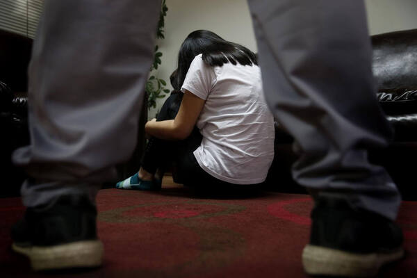 Desgraciado abusó de su hija desde los 6 años, y la obligó a abortar bajo amenazas - Noticiero Paraguay