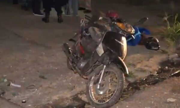 Una mujer esperó por varias horas el bus y falleció por accidente del motociclista que la acercó
