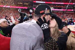 ¡Taylor Swift y Travis Kelce celebraron con un apasionado beso el pase de los Kansas City al Super Bowl! - Gente - ABC Color