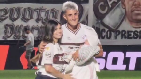 (VIDEO) ¡El tierno momento en la cancha de un pelotero kurepa con su hija y su novia paraguaya!