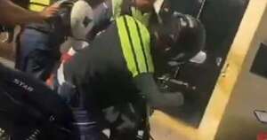 La Nación / Imputan al agente de tránsito que agredió a motociclista en Ñemby