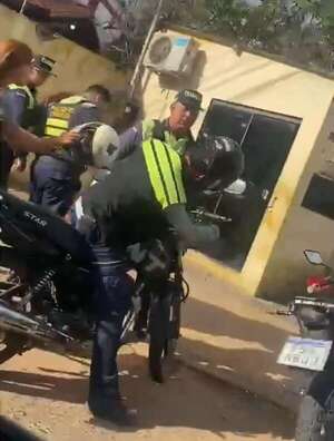 Imputan a un PMT de Ñemby por violenta agresión contra un motobolt - Nacionales - ABC Color