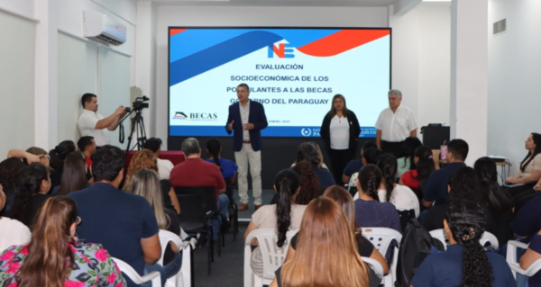 Censistas se capacitan para la evaluación socioeconómica de postulantes a Becas del Gobierno - .::Agencia IP::.