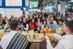 Gastronom铆a, cultura guaran铆 y el rally, atractivos que exhibi贸 Paraguay en la Fitur 2025