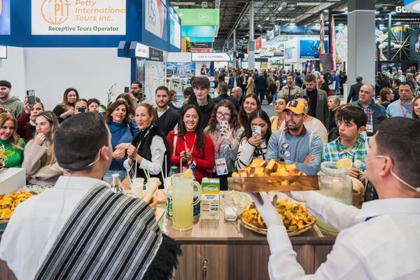 Gastronom铆a, cultura guaran铆 y el rally, atractivos que exhibi贸 Paraguay en la Fitur 2025