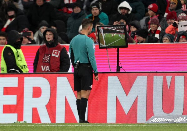 Versus / La Bundesliga probará micrófonos abiertos para los árbitros