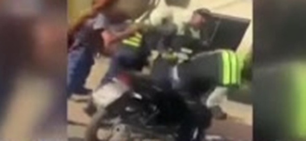Violenta agresión en Ñemby: imputan a agente de la PMT por golpear a un motociclista - SNT