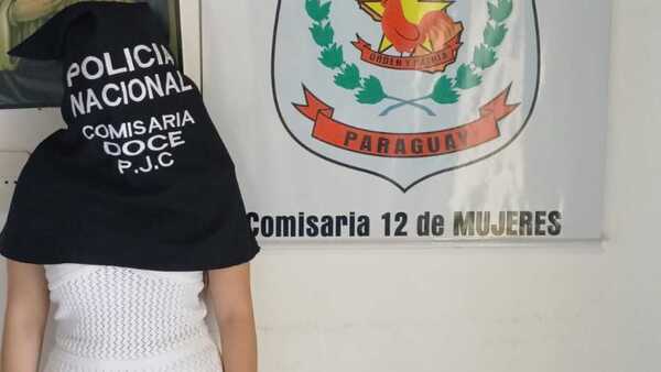 Doña practicaba a manejar y chocó contra un surtidor
