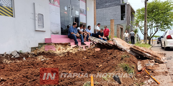 CON “TINTE MALICIOSO” LA MUNICIPALIDAD SE PUSO A ROMPER VEREDAS DONDE SE HACE EL CARNAVAL - Itapúa Noticias