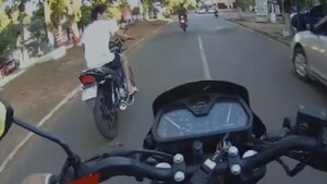 Capturan a motocicletas por realizar piruetas en la vía pública