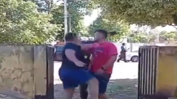 Video: Hombre fue aprehendido tras agredir a un agente de la Patrulla Caminera
