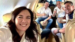 Santi prepara maletas mientras piden detalles de todos sus viajes