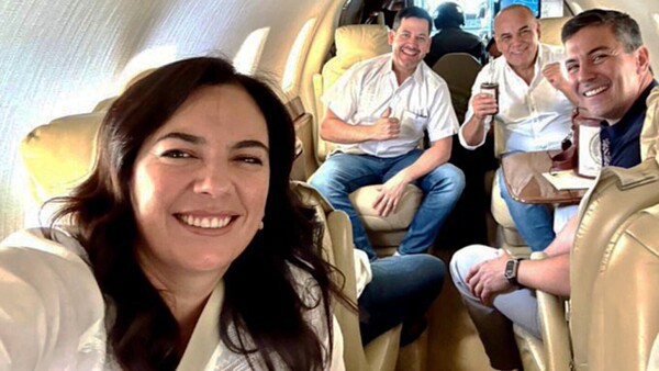 Santi prepara maletas mientras piden detalles de todos sus viajes