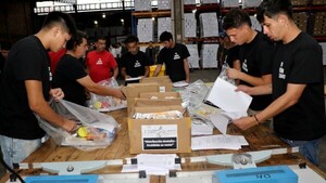 Kits escolares: Contenedor llegó a otro puerto y podría haber retraso