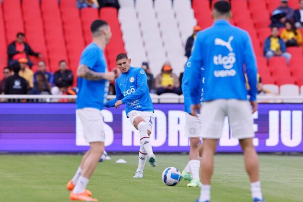 Versus / Presiona para irse transferido, pero el técnico también toma cartas en el asunto