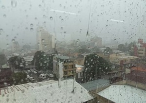 Martes caluroso con lluvias y tormentas eléctricas en gran parte del país