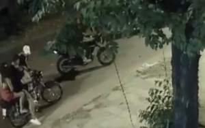 SEIS DELINCUENTES INTENTARON ROBAR LA MOTO DE UNA PAREJA