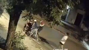 Video: Motochorros siguieron a una pareja para robarle el biciclo