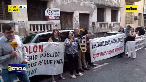 Jubilados municipales protestan contra inacción fiscal en denuncia de corrupción - ABC Noticias - ABC Color