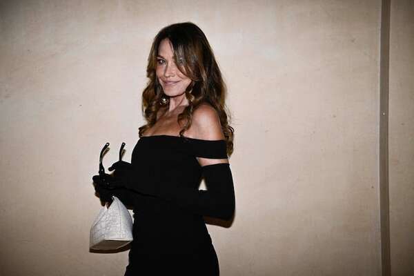 De Carla Bruni a Pamela Anderson, la Semana de la Moda de París reunió a varias celebridades - Gente - ABC Color
