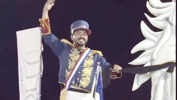 Apareció el "Mariscal López" en el carnaval de Encarnación