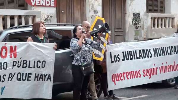 Jubilados de la Caja Municipal se manifiestan y exigen acción a fiscales ante irregularidades administrativas - Nacionales - ABC Color
