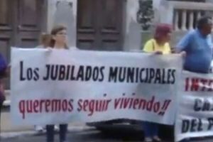 Jubilados municipales protestan frente a la Fiscalía en Asunción - SNT