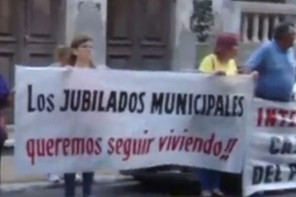 Jubilados municipales protestan frente a la Fiscalía en Asunción - SNT