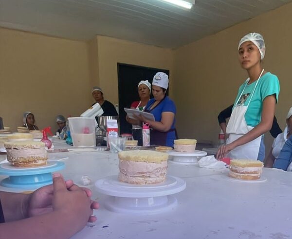Diaconía Paraguay fortalece a mujeres de Vallemí con taller de tortas decoradas