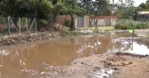 La Nación / Denuncian que caño roto de la Essap genera una laguna en plena calle