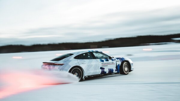 Nuevo récord Guinness para el Taycan: 17 kilómetros de drifting sobre hielo | Internacionales | 5Días