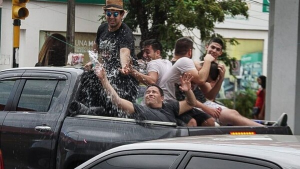 Concepción: Advierten que multarán a los que juegan carnaval desde vehículos