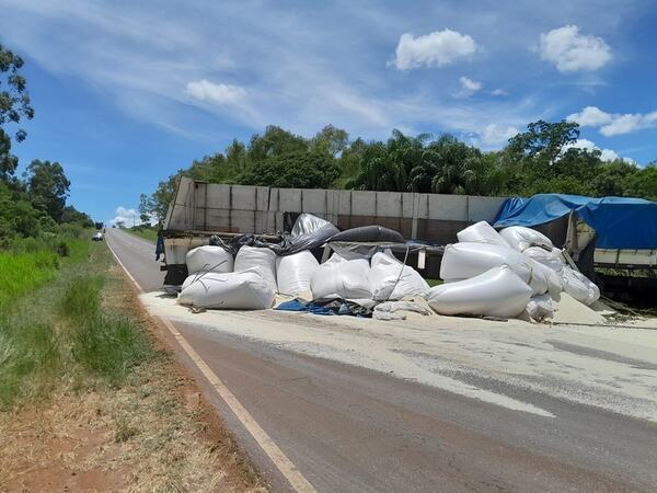 Volcó camión cargado con arroz en la Ruta Graneros del Sur