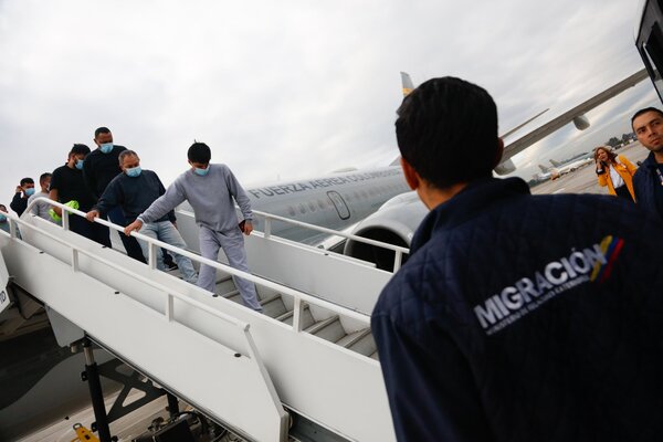 Petro recibe a 110 colombianos deportados de EE. UU. en medio de una breve crisis diplomática - El Trueno