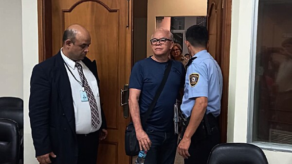 Ex ministro Bower pide arresto domiciliario, pero lo envían a cárcel de Viñas Cué