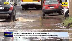 Avenida Leopardi, consumida por baches y agua servida: vecinos denuncian inacción municipal - ABC Noticias - ABC Color