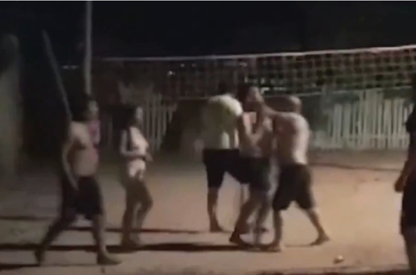 Policía saca su arma y dispara en plena cancha de piki vóley en Coronel Oviedo - Noticiero Paraguay