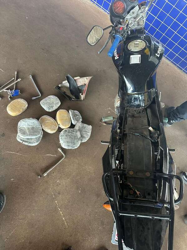 Abandonan motocicleta con paquetes de hachís en el Puente de la Amistad - ABC en el Este - ABC Color