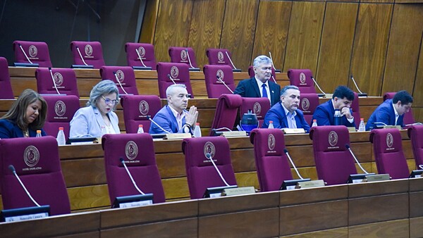 Opositores advierten rebrote stronista a partir de censura