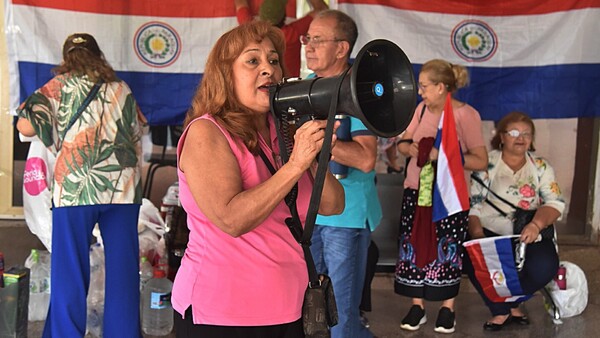 Jubilados de Caja Municipal se movilizan en dos frentes