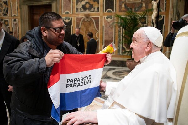 “Papaboys”, la bandera paraguaya que abrazó al Papa - Portal Digital Cáritas Universidad Católica