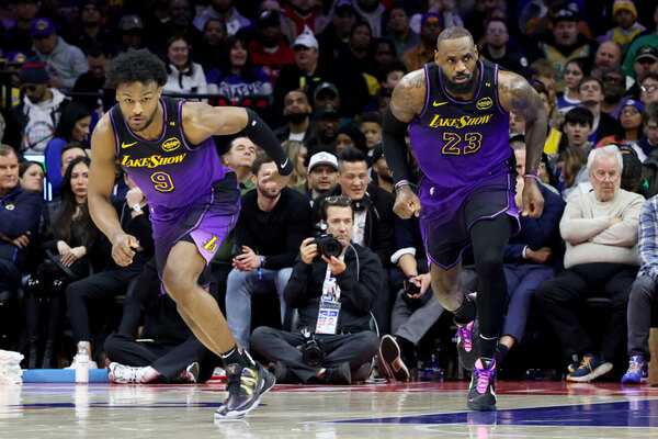 Versus / LeBron James vio acción junto a su hijo en triunfo de Sixers sobre Lakers