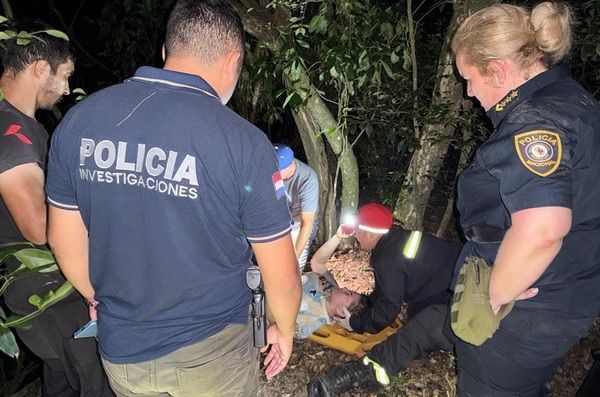 Rescatan a mujer que cayó a un pozo tras confuso incidente